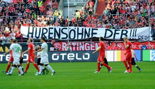 Schmähplakat beim Heimspiel gegen Borussia Mönchengladbach (0:0) am 2. Spieltag