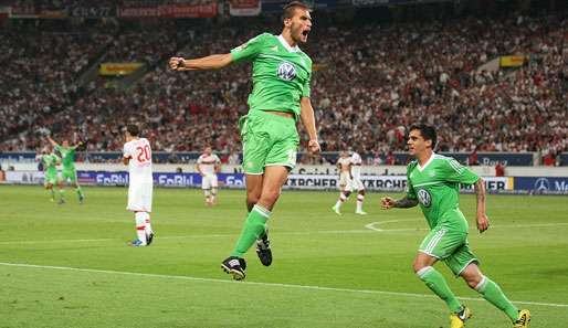 Bas Dost (l.) erzielte beim Auftakterfolg des VfL in Stuttgart den entscheidenden Treffer