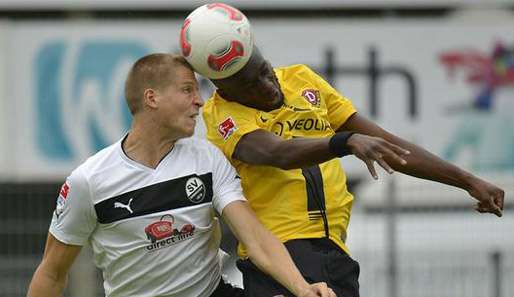 Sandhausens Daniel Schulz (l.) und Dresdens Mickael Pote kämpfen um den Ball