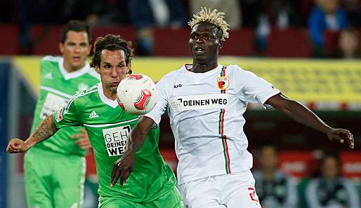 Gerangel um den Ball: Augsburgs Aristide Bance (r.) und Emanuel Pogatetz