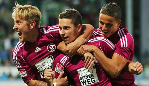 Julian Draxler (M.) jubelt mit den Teamkollegen nach seinem Traumtor zum 1:0