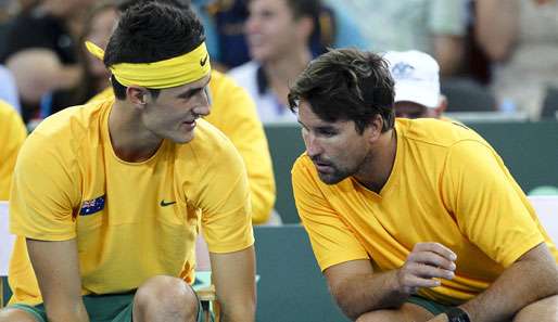 Patrick Rafter (r.) will sein Team um Bernard Tomic (l.) wieder in die Weltgruppe führen