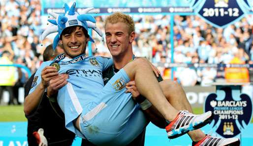 David Silva (l.) hat seinen Vertrag bei Manchester City bis 2017 verlängert