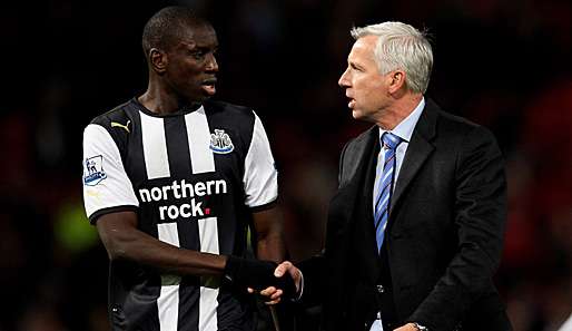 Stürmer Demba Ba (l.) und Newcastle-Trainer Alan Pardew sollen sich wieder verstehen