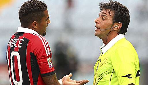 Jede Beschwerde nützt nichts: Schiedsrichter Celi stellt Kevin-Prince Boateng vom Platz