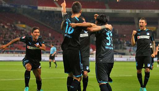 Kommt her! Joselu feiert mit seinen Kollegen von der TSG 1899 Hoffenheim seinen ersten Treffer