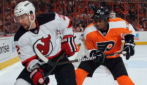 Wayne Simmonds (r.) hat seinen Vertrag bei den Philadelphia Flyers gerade erst bis 2019 verlängert