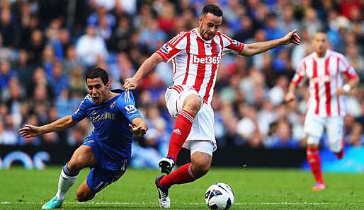 Hazard (l.) ist oft nur durch Fouls zu stoppen: Hier greift Marc Wilson von Stoke City zu