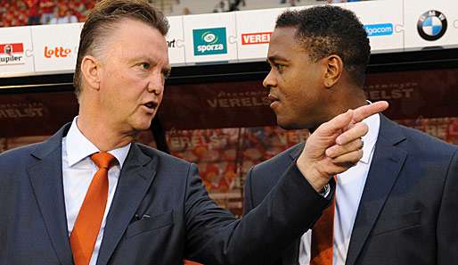 General van Gaal (l.) gibt den Ton can, Co-Trainer Kluivert hört zu