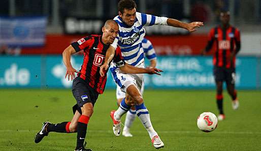 Herthas Peer Kluge (l.) im Duell gegen Goran Sukalo (r.) vom MSV Duisburg