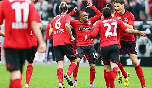 Sidney Sam (M.) bejubelt seinen Doppelpack gegen Fürth