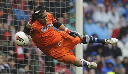 San Sebastians Keeper Claudio Bravo fällt mit einem gebrochenen Arm auf unbestimmte Zeit aus