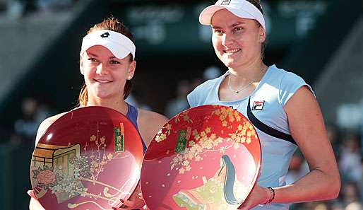 Nadja Petrowa (r.) setzte sich im Finale von Tokio überraschend gegen Agnieszka Radwanska durch