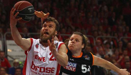 Liga-MVP John Bryant (r.) verlor mit Ulm beim Champions Cup gegen Anton Gavels Brose Baskets
