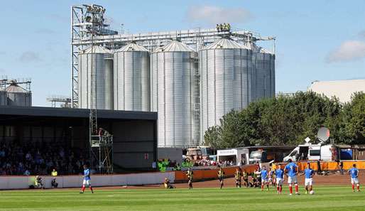 Die Kulisse beim Auswärtsspiel der Glasgow Rangers im Shielfield Park von Berwick-upon-Tweed