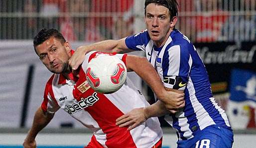 Torsten Mattuschka (l.) von Union im Duell gegen Peter Niemeyer (r.) von Hertha BSC 