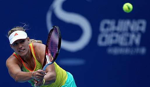 Angelique Kerber returniert einen Ball von Maria Scharapowa