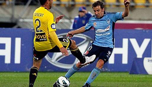 Alessandro Del Piero (r.) im Zweikampf mit Phoenix's Manny Muscat (l.) 