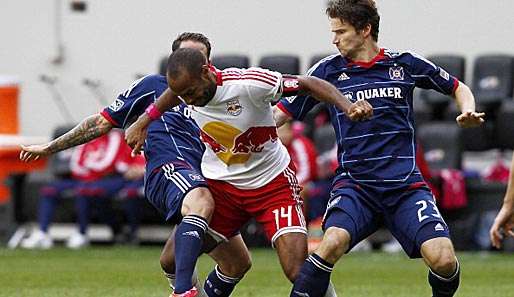 Chicagos Arne Friedrich (r.) im Duell gegen New Yorks Thierry Henry (M.)