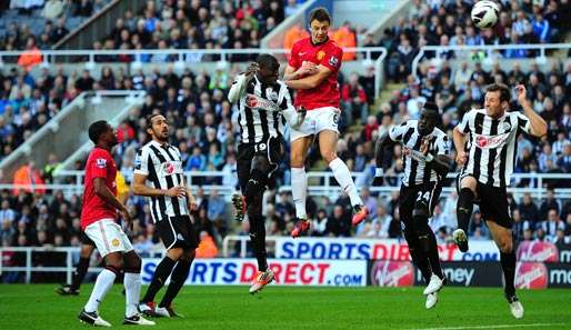 Manchester United schlug in der ersten Hälfte mit zwei Kopfballtoren zu