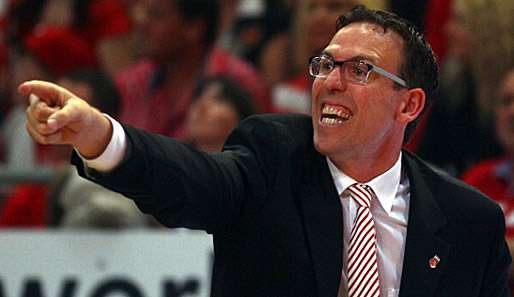 Brose-Coach Chris Fleming gibt im Spiel Anweisungen