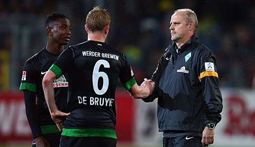 Eljero Elia (l.) mit Kevin De Bruyne und Coach Thomas Schaaf