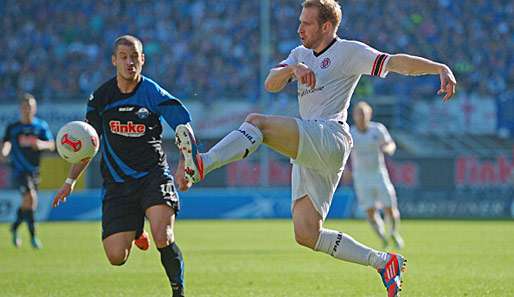 Paderborns Deniz Yilmaz (l.) und St. Paulis Florian Kringe (r.) kämpfen um den Ball