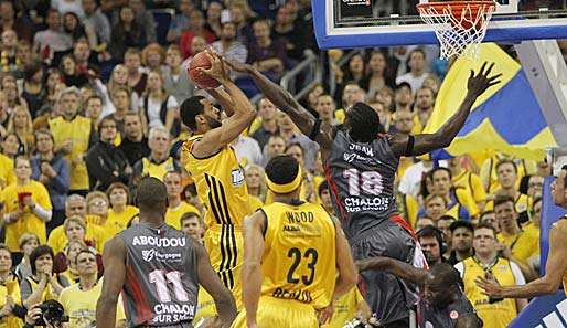 Alba Berlin (gelbe Trikots) feierte in der Euroleague den zweiten Sieg im zweiten Spiel