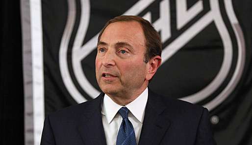 Liga-Commissioner Gary Bettman stellt sich auf einer Pressekonferenz den Journalisten
