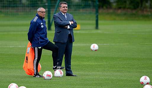 Felix Magath (l.) im Gespräch mit dem VfL-Aufsichtsratsvorsitzenden Javier Garcia Sanz (r.)