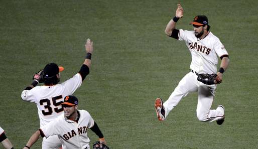 Kommt ein Angel Pagan (r.) geflogen: Der Giants-Outfielder feiert das 6:1 gegen den Champion