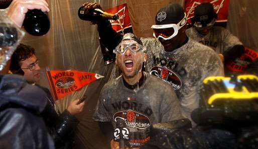 Marco Scutaro genoss nach der Partie die Champagnerdusche