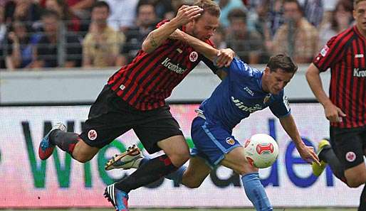 Frankfurts Vadim Demidov (l.) im Testspiel gegen Valencias Pablo Piatti