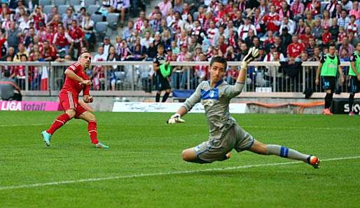 Hoffenheims Koen Casteels versucht einen Schuss von Franck Ribery abzuwehren