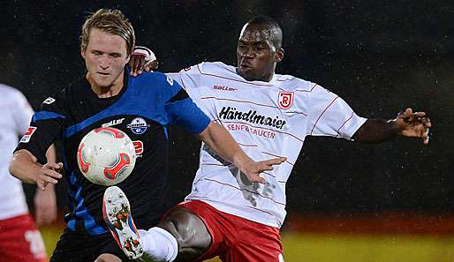 Paderborns Philipp Hofmann (l.) im Zweikampf mit Wilson Kamavuaka