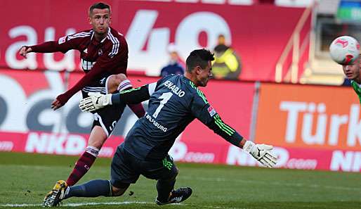 Tomas Pekhart (l.) vergab für den FCN die große Chance zur Führung 
