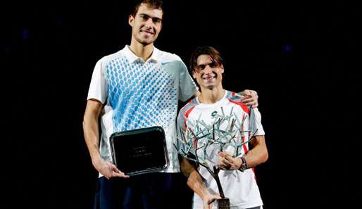 David Ferrer (r.) hat das Finale von Paris gegen den Qualifikanten Jerzy Janowicz gewonnen