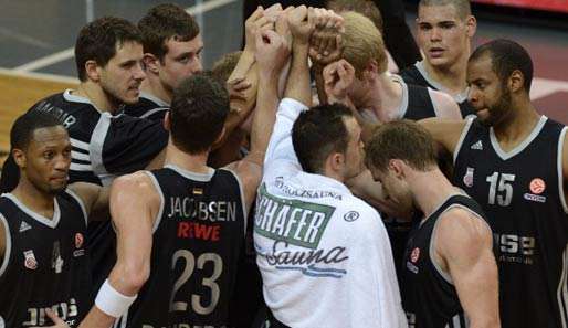 Die Brose Baskets Bamberg bejubeln ihren Sieg gegen die Frankfurt Skyliners