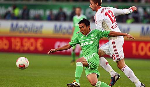 Intensive Partie in der Volkswagen-Arena: Makato Hasebe (l.) im Zweikampf mit Jens Hegeler