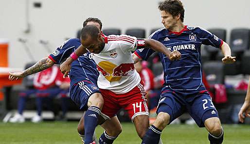 Arne Friedrich (r.) von Chicago Fire im Zweikampf mit Superstar Thierry Henry (M.)