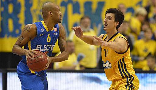 Top-Scorer unter sich: Tel Avivs Devin Smith (l.) gegen Albas Nihad Djedovic (r.)