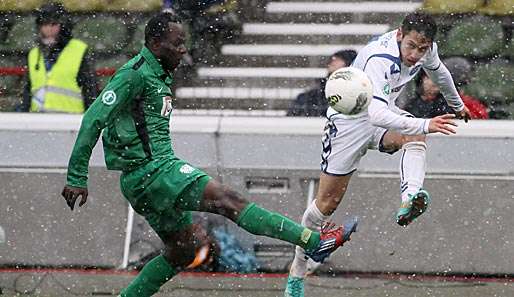 Addy-Waku Menga (l.) machte mit dem Treffer zum 2:0 den Deckel drauf