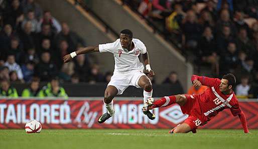 Wilfried Zaha (l.) gegen Serbiens Luka Milivojevic bei Englands U 21