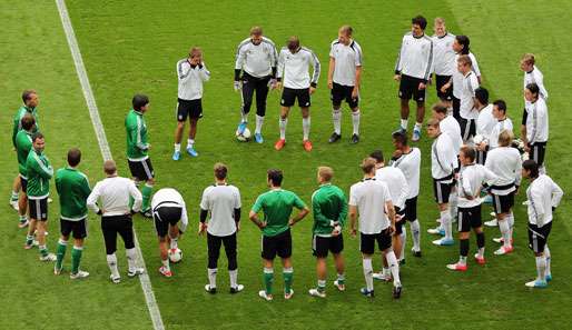 Joachim Löw holt offenbar neuerdings auch die Meinung seiner Führungsspieler ein