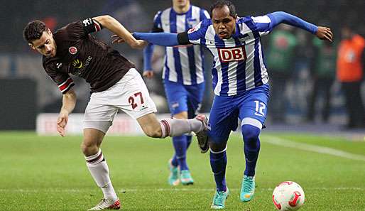 Enges Spiel: Ronny (r.) und die Hertha gewinnen knapp gegen den FC St. Pauli