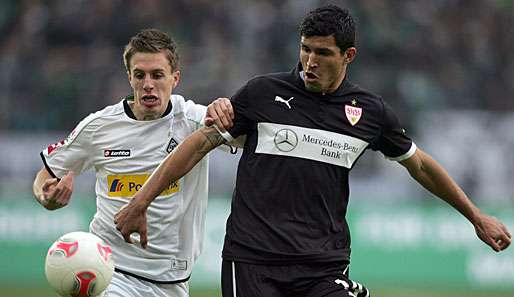 Stuttgarts Maza (r.) schirmt gegen Patrick Herrmann den Ball ab