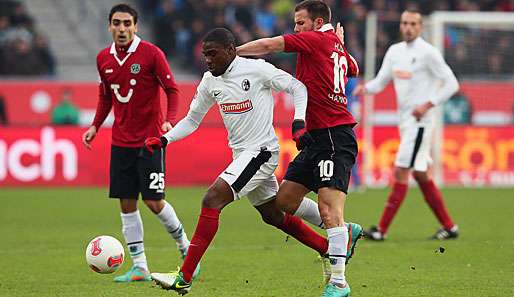 Munteres Spiel in Hannover: Szabolcs Huszti (r.) im Zweikampf mit dem Freiburger Cedrick Makiadi