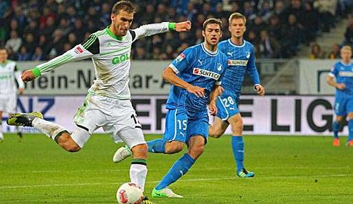Hoffenheims Matthieu Delpierre (2.v.l.) schaut zu, wie Bas Dost zum 2:0 einschiebt