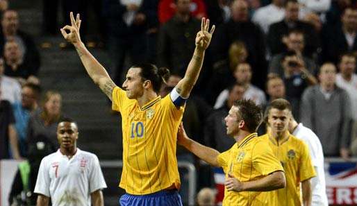 Im Mittelpunkt: Zlatan Ibrahimovic erzielte gegen England vier Tore - eins davor per Fallrückzieher