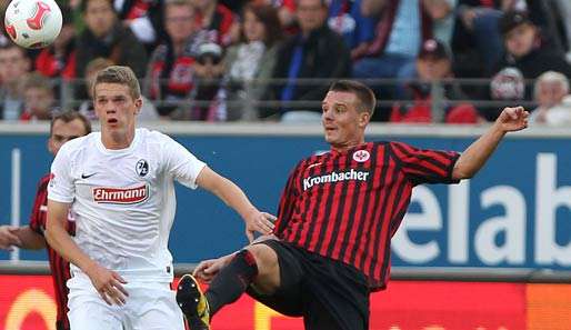 Hinrundenaus: Freiburgs Matthias Ginter (l.) muss mit Haariss im Rücken pausieren